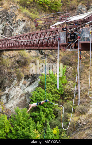 man bungee jumping from the Kawarau gorge suspension bridge near queenstown otago south island new zealand South Island New Zealand Stock Photo