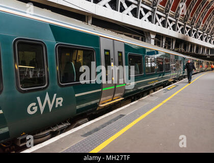 A Great Western Railway train in green livery waits at Paddington Station Stock Photo