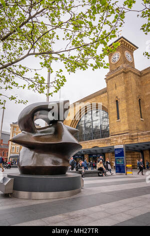 The Henry Moore statue 'Large Spindle Piece' on display outside Kings Cross Station Stock Photo