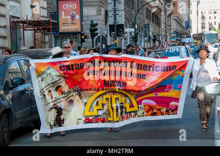 Rome, Italy. 29th Apr, 2018. Latin American Carnival in Rome, with parade to Piazza Venezia accompanied by music and dances from representative of Ecuador, Perù Mexico, Paraguay and many other Latin American countries Credit: Patrizia Cortellessa/Pacific Press/Alamy Live News Stock Photo