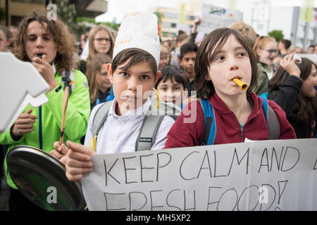 30 April 2018, Germany, Ruesselsheim: The pupils Kian (L) and Mika demonstrate outside of catering group Sodexo's headquarters. The pupils and teachers of the IGS (comprehensive school) Nordend in Frankfurt demonstrate against Sodexo, the new operator of their canteen, in Ruesselsheim. The current operator Cantina Buen Barrio had lost the contract after a tender of the city of Frankfurt. Photo: Fabian Sommer/dpa Stock Photo