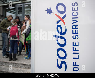 30 April 2018, Germany, Ruesselsheim: Several pupils and teachers stand outside of catering group Sodexo's headquarters. The pupils and teachers of the IGS (comprehensive school) Nordend in Frankfurt demonstrate against Sodexo, the new operator of their canteen, in Ruesselsheim. The current operator Cantina Buen Barrio had lost the contract after a tender of the city of Frankfurt. Photo: Fabian Sommer/dpa Stock Photo