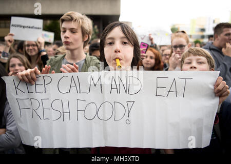 30 April 2018, Germany, Ruesselsheim: The pupil Mika hods up a banner reading 'Keep calm and eat fresh food!' during a demonstration outside of catering group Sodexo's headquarters. The pupils and teachers of the IGS (comprehensive school) Nordend in Frankfurt demonstrate against Sodexo, the new operator of their canteen, in Ruesselsheim. The current operator Cantina Buen Barrio had lost the contract after a tender of the city of Frankfurt. Photo: Fabian Sommer/dpa Stock Photo