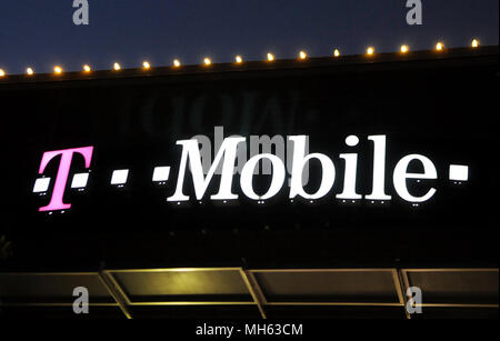 Orlando, Florida, USA. April 30, 2018 - Orlando, Florida, United States - A T-Mobile cell phone store is seen in Orlando, Florida on April 30, 2018, the day after T-Mobile and Sprint announced that they have reached a $26.5 billion merger agreement. If the deal is approved, it would combine the third and fourth largest carriers in the United States, and the resulting company would become the nation's second-biggest wireless carrier after Verizon, controlling roughly 100 million customers. (Paul Hennessy/Alamy) Credit: Paul Hennessy/Alamy Live News Stock Photo