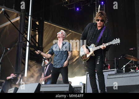 SUNRISE FL - APRIL 29: Jeff Gutt and Dean DeLeo of Stone Temple Pilots perform at Markham Park on April 29, 2018 in Sunrise, Florida.   People:  Jeff Gutt, Dean DeLeo Stock Photo