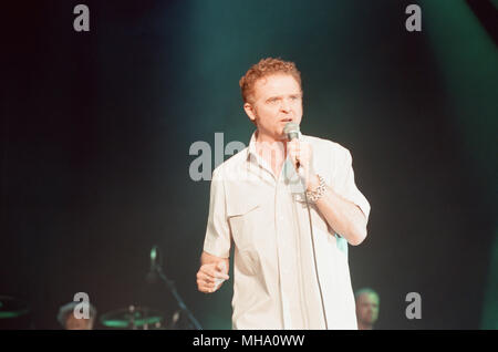 Simply Red, British soul and pop band in concert, Cardiff Castle, Cardiff, Wales, Saturday 24th July 1999.  Our picture shows ... lead singer and songwriter Mick Hucknall. Stock Photo