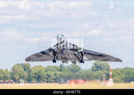 Vulcan XH558 Taking off for her last flight/display at RAF Fairford air tattoo RIAT UK Stock Photo