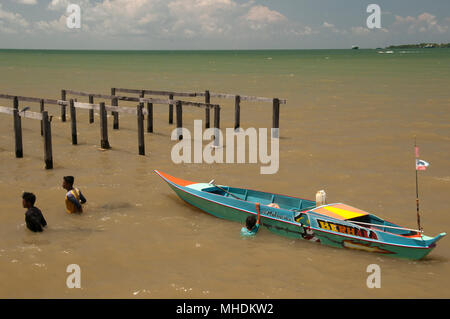 Fishermen supplying their catch direct to a seafood restaurant at the floating village of Kampong Buli Sim Sim, Sandakan, Malaysian Borneo Stock Photo