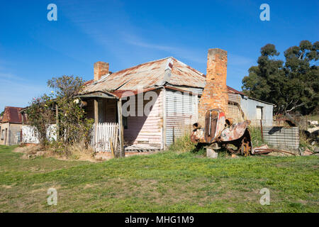 Trunkey Creek, Bathurst, New South Wales, Australia. Old buildings with part of an old car in the small village of Trunkey Creek, south of Bathurst in Stock Photo