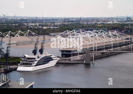 Emirates Cable Car and The MBNA Thames Clipper Stock Photo