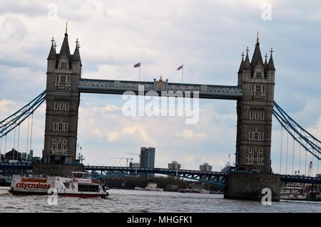 Emirates Cable Car and The MBNA Thames Clipper Stock Photo