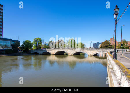 The River Great Ouse flows peacefully through Town Bridge in Bedford, UK Stock Photo