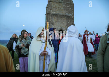 Glastonbury, UK. 1st May 2018. Beltane Celebrations at sunrise on Glastonbury Tor, Somerset, England.  Beltane is the ancient Celtic May Day, or spring festival celebrating the commencement of summer. © Haydn Denman/Alamy Live News Stock Photo