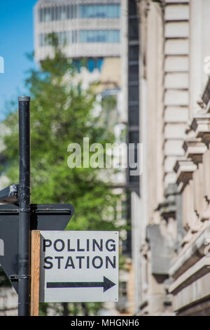 London, UK. 1st May 2018. In the shadow of the Ministry of Justice - Polling Station signs point to central hall Westminster, a stones throw from Parliament and government offices. Preparations for Local elections which will take place on 3 May 2018 in 32 London boroughs. Credit: Guy Bell/Alamy Live News Stock Photo