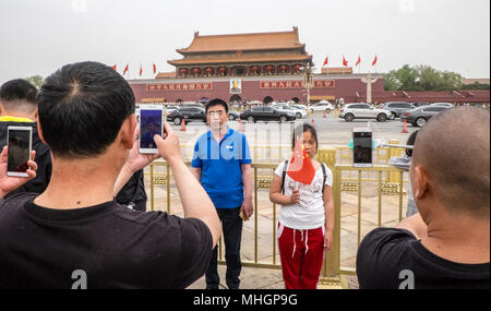Tiananmen Square, Beijing, China. 1st May, 2018. A total of 149 million tourists are forecast to travel during the May Day Holiday.Up from 134 million from last year.The holiday runs from Sunday to Tuesday.Thousands arrived in the capital and came to Tiananmen Square where the main activity was taking photographs of themselves in front of monuments. Credit: Paul Quayle/Alamy Live News Stock Photo