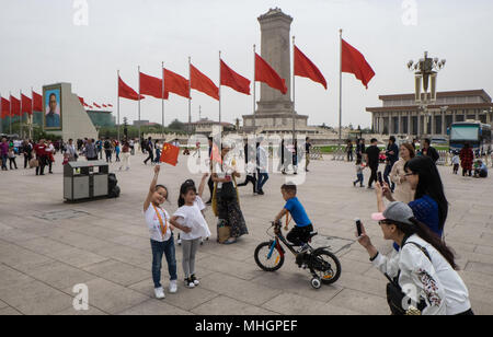 Tiananmen Square, Beijing, China. 1st May, 2018. A total of 149 million tourists are forecast to travel during the May Day Holiday.Up from 134 million from last year.The holiday runs from Sunday to Tuesday.Thousands arrived in the capital and came to Tiananmen Square where the main activity was taking photographs of themselves in front of monuments. Credit: Paul Quayle/Alamy Live News Stock Photo
