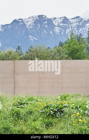 Cazis, Switzerland, 1st May 2018. Prison wall during the media event on the topping out of the new penal institution Realta in Cazis. Credit: Rolf Simeon/Alamy Live News Stock Photo