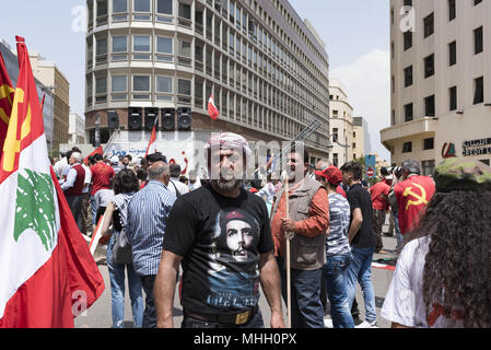 Beirut, Lebanon. 1st May, 2018. A demonstrator seen wearing a Che T shirt during the march.Members of the Lebanese Communist Party and other worker rights groups march in Beirut in celebration of International Workers' Day. Credit: Antoine Abou-Diwan/SOPA Images/ZUMA Wire/Alamy Live News Stock Photo