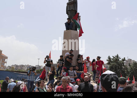 Beirut, Lebanon. 1st May, 2018. Members of the Lebanese Communist Party and other worker rights groups march in Beirut in celebration of International Workers' Day. Credit: Antoine Abou-Diwan/SOPA Images/ZUMA Wire/Alamy Live News Stock Photo