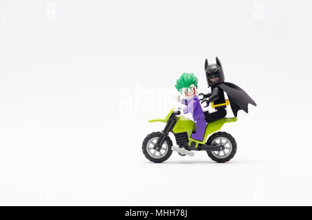 Scooter Lego Darvader Junto Com Batman Andando De Bicicleta Fotografia  Editorial - Imagem de fundo, lambreta: 185334497