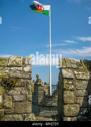 Welsh Flag flying atop the castle in Caernarfon Stock Photo