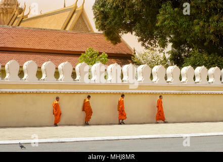Monks walking outside Royal Palace, Phnom Penh city, Cambodia Stock Photo