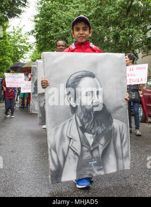 Rome, Italy. 01st May, 2018. On the occasion of the May 1st Workers' Day in Rome, hundreds of people demonstrated on the outskirts of the city. The procession demands safe work and without exploitation, one can not die at work. In Italy, since the beginning of the year, 220 people have died in the workplace due to lack of protection and security. The event also addressed the issues of social inequality, international wars and racism. Credit: Elisa Bianchini/Pacific Press/Alamy Live News Stock Photo