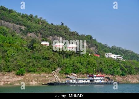 Chongqing. 8th Apr, 2018. Photo taken on April 8, 2018 shows dense plants on the bank of the upper Yangtze River in Wanzhou District section in Chongqing Municipality, southwest China. Environmental protection measures taken in recent years have greatly greened banks of the Yangtze River in Chongqing area. Credit: Liu Chan/Xinhua/Alamy Live News Stock Photo