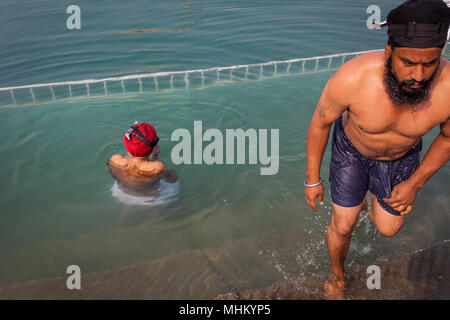 pilgrims bathing in the sacred pool Amrit Sarovar, Golden temple, Amritsar, Punjab, India Stock Photo