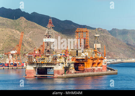 Santa Cruz de Tenerife, Canary Islands, Spain - Desember 11, 2016: Sea drill platforms in the harbour of the Santa Cruz de Tenerife, Canary Islands, S Stock Photo