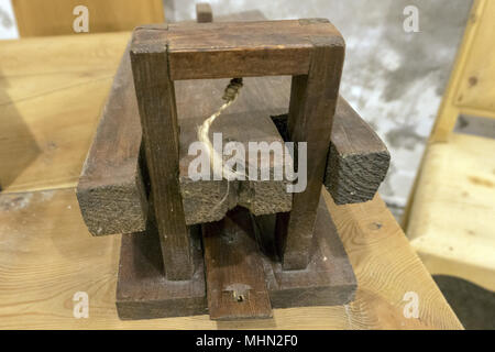 https://l450v.alamy.com/450v/mhn2f0/old-vintage-wood-mouse-trap-mhn2f0.jpg