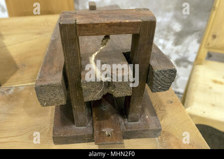 Wooden old mouse trap hi-res stock photography and images - Alamy