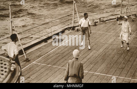 Duke and Duchess of York play Deck Tennis - HMS Renown Stock Photo