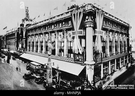 Selfridges department store, Oxford Street, London W1, decorated for the 1935 Silver Jubilee celebrations.       Date: 1935 Stock Photo