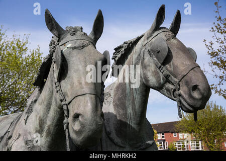 Windsor, UK. 3rd May, 2018.  A statue of Windsor Greys Daniel and Storm by sculptor Robert Rattray stands on the route of Prince Harry and Meghan Markle's wedding procession. The couple have chosen an Ascot Landau carriage for the procession drawn by silver Windsor Grey horses just like those in the statue. Credit: Mark Kerrison/Alamy Live News Stock Photo