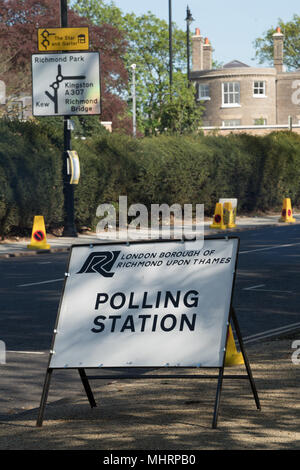 Richmond, London, UK. 3rd May, 2018. A polling station sign in the crucial borough of Richmond in south-west London, the home of Vince Cable and where the Liberal Democrats are hoping to make gains in the local council elections.. Photo date: Thursday, May 3, 2018. Photo: Roger Garfield/Alamy Live News Stock Photo