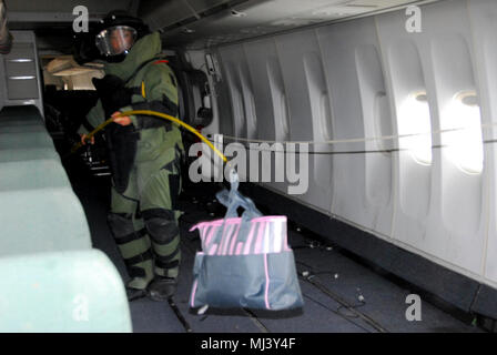 Staff Sgt. Michael Sprouse from San Diego, Calif., an explosive ordnance disposal team leader with the 741st Ordnance Company, 3rd Ord. Battalion., at Fort Bliss, Texas, safely removes a suspected exercise improvised explosive device from the passenger area of a 747 aircraft while wearing an 80-pound bomb suit at Pinal Air Park, Ariz. during Raven’s Challenge XII, March 19-23.. The Raven’s Challenge Exercise is an annual, interagency, counter IED exercise that incorporates scenarios focused on interoperability capabilities between public safety bomb squads (PSBSs) and military EOD units in ope Stock Photo