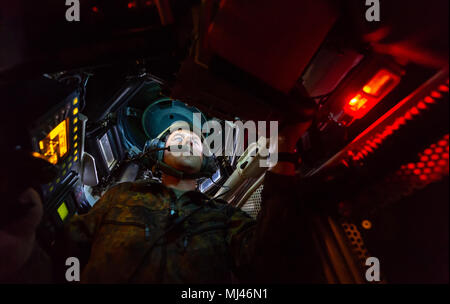 19 April 2018, Germany, Munster: A Bundeswehr commander sitting in a Leopard 2 A7 tank. Photo: Philipp Schulze/dpa Stock Photo