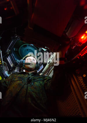 19 April 2018, Germany, Munster: A Bundeswehr commander sitting in a Leopard 2 A7 tank. Photo: Philipp Schulze/dpa Stock Photo