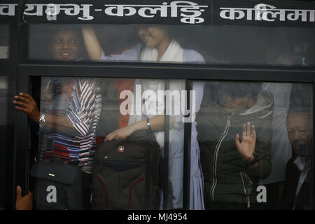 Kathmandu, Nepal. 4th May, 2018. Passengers struggle near the window of an overcrowded public bus as the public transportation service across the nation was disrupted during a protest in Kathmandu, Nepal on Friday, May 04, 2018. Credit: Skanda Gautam/ZUMA Wire/Alamy Live News Stock Photo