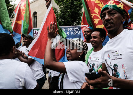 Jerusalem, Israel. 4th May, 2018. Eritreans cheer their team as the 101st edition of Giro d'Italia, the Corsa Rosa, begins today in Jerusalem, history being made with the first ever Grand Tour start outside of Europe. Competing riders set out for the 9.7Km Jerusalem Individual Time Trial Stage 1. Stock Photo