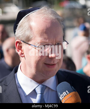 04 May 2018, Germany, Hanover: The mayor of Hanover from the Social Democratic Party (SPD), Stefan Schostok, speaking to journalists with a Kippah on his head during the Kippah Walk which is demonstrating solidarity with Jewish citizens. Photo: Peter Steffen/dpa Stock Photo