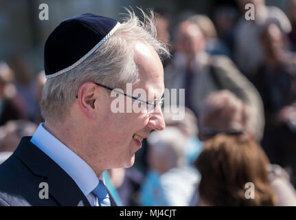04 May 2018, Germany, Hanover: The mayor of Hanover from the Social Democratic Party (SPD), Stefan Schostok, speaking to journalists with a Kippah on his head during the Kippah Walk which is demonstrating solidarity with Jewish citizens. Photo: Peter Steffen/dpa Stock Photo