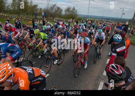 Barnsley, South Yorkshire, UK. 4th May, 2018. Cyclists in the Tour De Yorkshire reach the top of the hill at Hoylandswaine near Barnsley, South Yorkshire on Stage Two of the yearly cycling competition. The hill is 1000ft above sea level. Picture: Scott Bairstow/Alamy Live News Stock Photo
