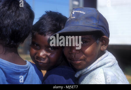 ABORIGINAL CHILDREN, YUELAMU ABORIGINAL COMMUNITY (MOUNT ALLAN SCHOOL) NORTHERN TERRITORY, AUSTRALIA Stock Photo