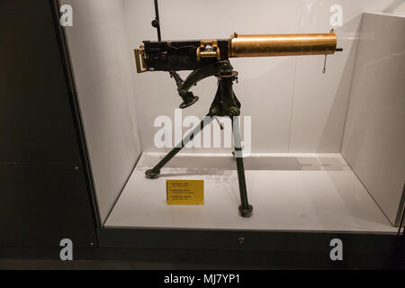 Vickers-Maxim 1901 .303 machine gun, armoury display of weapons in REME museum, MOD Lyneham, Wiltshire, England, UK Stock Photo