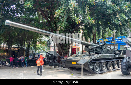 US Army M107 175mm self-propelled gun from the Vietnam War on display ...