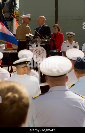 Mitch Landrieu (right), mayor of New Orleans, presents a gift of gratitude to Lt. Gen. Rex C. McMillian (left), commander of Marine Forces Reserve and Marine Forces North, during the mayoral welcome for Navy Week at the Port of New Orleans, April 20, 2018. The celebration is an opportunity for citizens of New Orleans and surrounding area to meet service members and witness the latest capabilities of today’s maritime service. (U.S. Marine Corps photo by Lance Cpl. Melany Vasquez/Released) Stock Photo