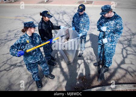 180420-N-EH218-0071 SILVERDALE, Wash. (April 20, 2018) Sailors assigned to Naval Base Kitsap (NBK) remove debris and vegetation during an Earth Day clean up event aboard NBK-Bangor. Earth Day is celebrated annually worldwide to demonstrate support for environmental protection, and Sailors throughout Navy Region Northwest participated in various base-beautification projects to contribute to a better, more sustainable environment. (U.S. Navy photo by Mass Communication Specialist 2nd Class Ryan J. Batchelder/Released) Stock Photo