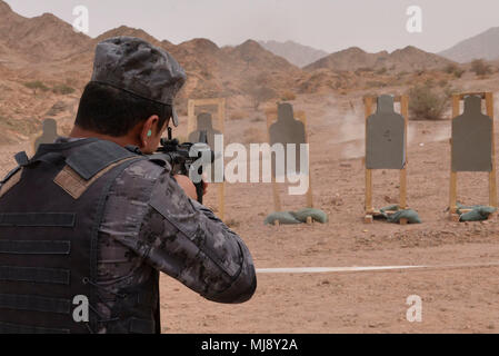 CAMP TITIN, Jordan (April 21, 2018) –A member of Jordanian 77th Marines Battalion engages a target during bilateral live-fire training with Fleet Antiterrorism Security Team – Central Command Marines during exercise Eager Lion, April 21.  Eager Lion is a capstone training engagement that provides U.S. forces and the Jordan Armed Forces an opportunity to rehearse operating in a coalition environment and to pursue new ways to collectively address threats to regional security and improve overall maritime security.  (U.S. Navy photo by Mass Communication Specialist 1st Class Sandi Grimnes Moreno/r Stock Photo